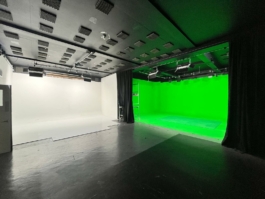 Studio space with a white cove and a green screen Ross Woodhall - Action & Lifestyle Photography